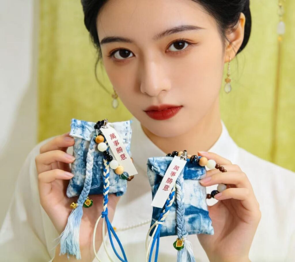 图片[3]-蓝染凝香·串珠缀韵｜蓝染香囊+手串非遗体验-笨物志